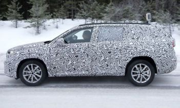 Передние фары останутся раздельными, а широкая решетка слегка изменена, но передняя часть узнаваема как Kodiaq, хотя и с более агрессивной резкой формой. Боковой профиль очень похож на предыдущую модель, с квадратной формой, максимально увеличивающей