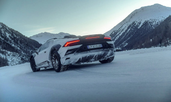 Дополнительные конструктивные особенности, которые делают Sterrato действительно выдающимся по сравнению с другими Huracan и, скажем прямо, всеми Ferrari, представленными в настоящее время на рынке, включают алюминиевое переднее днище, усиленные поро