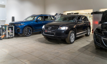 107299 Новые биксенон линзы в штатную оптику Tuareg I с адаптивным светом