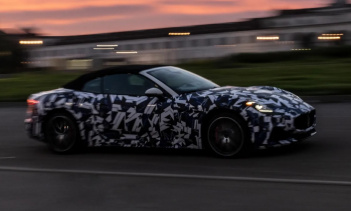 С одним электродвигателем спереди и двумя приводами на каждое заднее колесо, Folgore способен точно распределять крутящий момент, а общая мощность двигателей составляет 1184 л.с. Однако эта цифра является лишь теоретической, поскольку бортовая батаре