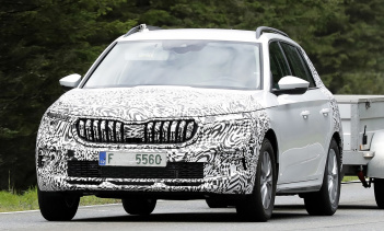 Общий дизайн салона не сильно изменится в обновленном Kamiq, а топовые модели получат 9,2-дюймовый центральный информационно-развлекательный сенсорный экран.