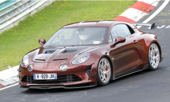 Alpine A110 появился на сцене еще в 2018 году, встряхнув сегмент спортивных автомобилей своим акцентом на легкий вес. С тех пор мы получали более мощные итерации с A110 S и совсем недавно с A110 R, но теперь Alpine тестирует еще более хардкорный вари