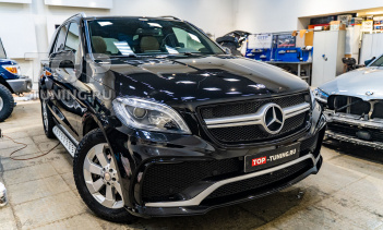 107454 Тюнинг бампер 63 для Мерседес МЛ в черном цвете