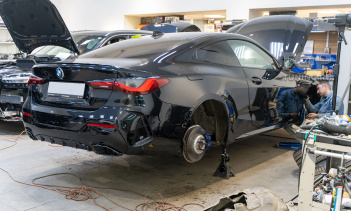 Шумоизоляция арок и установка доводчиков на BMW M4