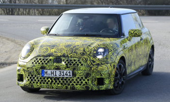 Мы заметили новый Cooper на тестировании в вариантах хэтчбек и кабриолет, и стало ясно, что новый автомобиль будет серьезной модернизацией MINI поколения F56, выпущенного в 2014 году — так много изменится, что MINI даже дал ему новое обозначение «F66