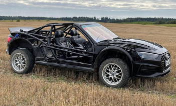 Представленный пользователем Каролем Станишевски, A6 по-прежнему поставляется с платформой C4 90-х годов, которая легла в основу таких автомобилей Audi, как 100. Багги не похож на что-то из 20-го века благодаря преобразованию кузова RS, которое прида