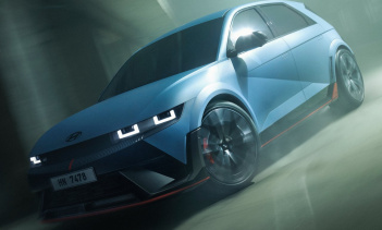 Чтобы оптимизировать устойчивость в поворотах, Hyundai оснастил Ioniq 5 N умным e-LSD (дифференциал повышенного трения) в заднем двигателе с системой векторизации крутящего момента, которая имеет 11 различных настроек. Также есть «Оптимизатор дрифта»