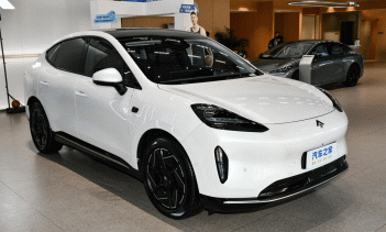 Высококлассный внедорожник базируется на шасси размером 4935/1920/1700 мм и колесной базой 2935 мм. Электромобиль приводится в движение одним электродвигателем мощностью 250 кВт и крутящим моментом 430 Нм. Электромобиль разгоняется до 100 км/ч за 5,8