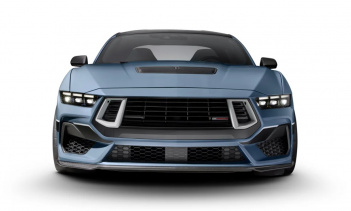 В основу комплекта положен огромный 3-литровый двухвинтовой нагнетатель Whipple и поставляется со всеми соответствующими элементами установки и охлаждения. Одним из ключевых обновлений стандартного Мустанга является его система двойного впуска, к кот