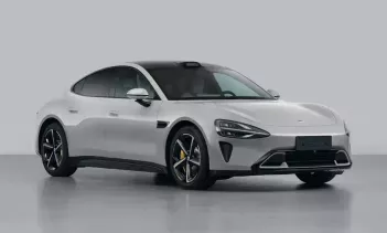 Электромобиль окрашен в лазурно-синий цвет и открывает камеру на средней стойке, возможно, для разблокировки по лицу. Китайскому изданию, которое их опубликовало, грозит штраф в размере 3 миллионов юаней (38 миллион рублей) за нарушение Соглашения о 