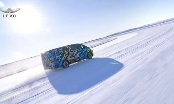 Это многоцелевой автомобиль длиной 5,3 метра и 6- или 8-местной компоновкой. L380 создан на платформе SOA, предназначенной для коммерческих автомобилей.