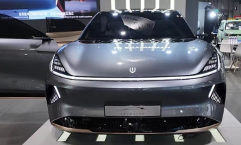 Боковой профиль прототипа имеет покатую конструкцию крыши. Безрамные двери-самоубийцы открываются, не показывая физических средних стоек. Выдвижные крылья карниза могут наклоняться вверх, увеличивая сопротивление на 5% при экстренном торможении. Хотя