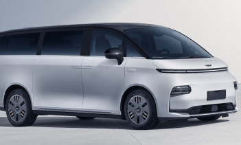 Китайский MIIT раскрыл варианты аккумуляторной батареи и запаса хода электрического многоцелевого автомобиля (MPV) LEVC L380 от Geely