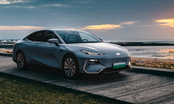 Geely Galaxy E8 следует языку дизайна концепт-кара Galaxy Light. Его главные особенности — тонкие фары, низкая поясная линия и длинная линия капота. Он также имеет гладкую линию крыши, выдвижные дверные ручки и аэродинамические колпаки на колеса. Бла