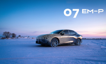 Передняя часть Lynk & Co 07 EM-p не имеет традиционной решетки радиатора. Вместо этого он предлагает большой воздухозаборник. Новый седан оснащен спортивными пятиспицевыми дисками, безрамными зеркалами бокового обзора и выдвижными дверными ручками. С