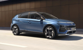 Снаружи мы видим, что Hyundai наделил обновленный Bayon новой подписью фар, которая теперь занимает всю ширину передней части - в соответствии с направлением дизайна нового Hyundai Kona, который находится над Bayon в линейке внедорожников Hyundai. Пе