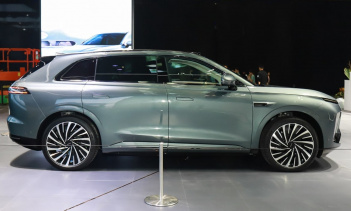 Exeed Exlantix ET, разработанный на высокопроизводительной электрической платформе Chery E0X, такой же, как Exlantix ES, выпущенный в конце прошлого года. Эта же платформа используется в Luxeed S7, Chery и Huawei. Он отличается закрытой передней реше