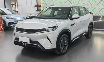 BYD Yuan UP предлагает довольно хорошую вместительность багажника для своего размера. Он также оснащен полкой для посылок, петлями и подсветкой. Недостаток багажника — масса царапающегося пластика. BYD Yuan UP имеет подвеску MacPherson на передней ос