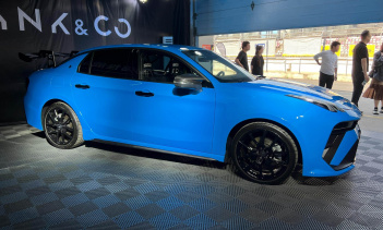 По данным Geely, поставки первых моделей Lynk & Co 03++ TCR Cyan начались примерно 8 февраля