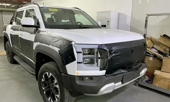 Китайские СМИ активно обсуждают шпионскую версию этого автомобиля с правым рулем, но, как вы увидите, ни на одной из фотографий четко не видно рулевое колесо справа. Однако, если вы посмотрите на дворники, расположенные рядом с головой на шпионском с