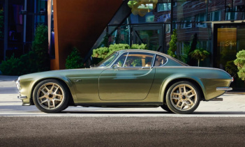 Cyan утверждает, что на основе существующего автомобиля-донора переоборудование займет 12-15 месяцев, при этом расширившиеся арки приведут к появлению больших легкосплавных дисков. GT окрашен в зеленый металлик (предыдущие модели Cyan P1800 были сини