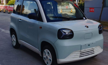 В списках указано, что вес обеих версий составляет 800 кг, а максимальная полезная нагрузка — 300 кг — этого достаточно для четырех не слишком тяжелых взрослых и небольшого количества багажа