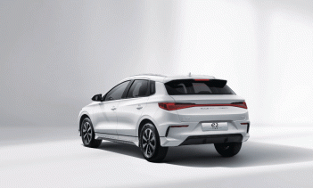 Официально был выпущен BYD e2 Honor Edition, включающий две модели с запасом хода на чисто электрической энергии CLTC (стандартизированное тестирование в Китае) 405 км и официальным ценовым диапазоном от 89 800 (1,15 млн рублей) до 96 800 юаней (1,24