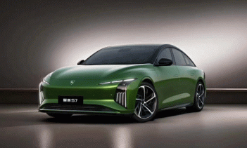 Это совершенно новый полностью электрический седан Xinghai S7 от Dongfeng Forthing