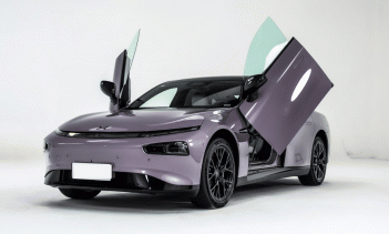 Представленная модель имеет изысканный серый интерьер, а красный вариант интерьера, как ожидается, вернется. Автомобиль оснащен кожаными сиденьями Nappa, передними сиденьями с подогревом и вентиляцией, а также подогревом рулевого колеса. Кроме того, 