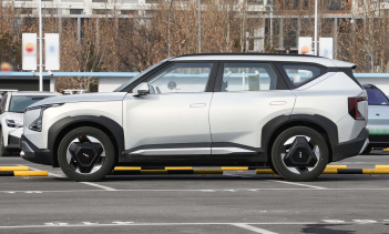 Автомобиль уже существует с правым рулем и был показан на Международном автосалоне в Бангкоке (BIMS) в прошлом месяце. Kia Таиланд на мероприятии объявила цены на автомобиль, который находится ниже более крупного EV6. В Autohome сообщают, что машина 