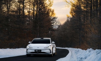 С момента старта предварительных продаж в начале месяца компания получила заказы на более чем 10 000 автомобилей. Некоторые китайские СМИ утверждают, что L6 — это первый автомобиль с твердотельным аккумулятором. Однако теперь мы знаем, что это не так