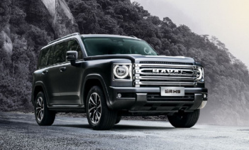 Багажники на крыше имеют длину 2057 мм и могут выдерживать статическую нагрузку до 75 кг. Боковая подножка с электроприводом имеет длину 1903 мм и может управляться автоматически.