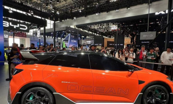 У концепта агрессивный дизайн: большие передние фары и раздвоенная нижняя кромка вокруг воздухозаборников. Пятиспицевые колёса придают автомобилю спортивный вид.