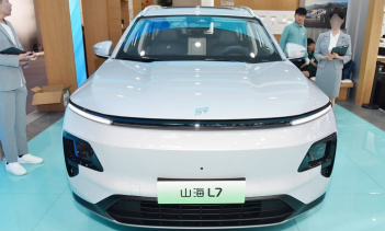 Фары находятся в вырезах на переднем бампере. Нижний бампер имеет воздухозаборник с чёрной отделкой и хромированным акцентом.