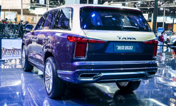 В настоящее время точные размеры Tank 800 неизвестны, но это большой внедорожник, длина которого, вероятно, составляет около 5,2 метров. Внешне он похож на увеличенный Tank 500 и выглядел по-королевски на выставке в Шанхае в 2021 году благодаря своей