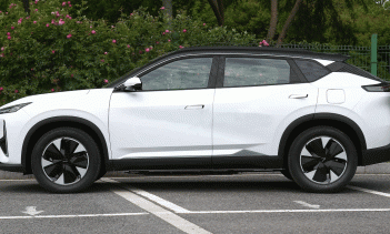 Разработчики внедрили в автомобиль расширенные функции помощи при вождении второго уровня: предупреждение о лобовом столкновении, автоматическое экстренное торможение, адаптивный круиз-контроль, предупреждение о выезде с полосы движения и систему пом