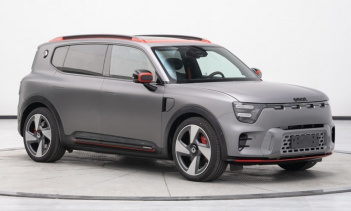 Этот среднеразмерный внедорожник имеет внушительные габариты: 4705/1920/1705 мм (длина/ширина/высота), колёсная база — 2900 мм. Это 5-дверный 5-местный автомобиль, который может оснащаться колёсами диаметром от 18 до 21 дюйма. Снаряжённая масса соста