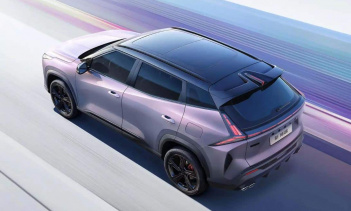 В центре расположен экран размером 13,2 дюйма с разрешением 2K. Он оснащён чипом Qualcomm Snapdragon 8155 и операционной системой Galaxy OS 2.0.