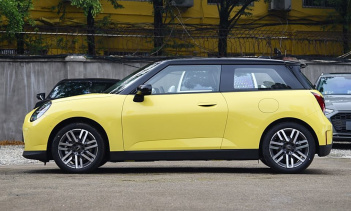 Mini Cooper стал первым продуктом совместного предприятия Spotlight Automotive, созданного BMW и GWM в 2019 году в соотношении 50:50. Однако будущее этого проекта туманно из-за тарифов США и ЕС, отсрочки запрета Великобритании на продажу автомобилей 