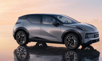 Дизайн обновлённого Zeekr X повторяет предыдущую модель. Автомобиль доступен в семи цветах кузова: оранжевый (новый цвет), бежевый, зелёный, серый, фиолетовый, серебристый и белый. В стандартной комплектации установлены 19-дюймовые колёсные диски и д