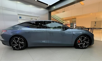 Седан Lynk & Co Z10 поступил в автосалоны бренда по всему Китаю для демонстрации. В настоящее время он недоступен для покупки, но уже можно оценить его дизайн.