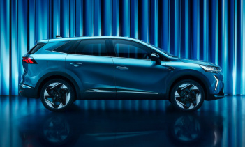 Также в стандартную комплектацию входят беспроводные системы Apple CarPlay и Android Auto. Есть 10,25-дюймовый цифровой дисплей для водителя, беспроводная панель для зарядки, доступ без ключа, светодиодные фары, адаптивный круиз-контроль, камера задн