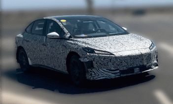 Стоит отметить, что световые пятна на замеченном автомобиле отличались от тех, что были на концепте, показанном в Пекине. Они больше соответствовали тем, что были видны на EH7, и выглядели более прямыми и похожими на кинжалы. Из-за камуфляжа сложно п