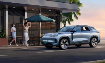 Автомобиль получил обновлённые комплектации, новый цвет кузова и усовершенствованную автомобильную операционную систему.