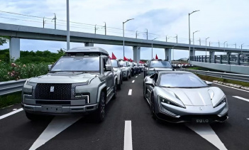 Это достаточно высокий объём продаж, учитывая стартовую цену YangWang U8 — 1 096 000 юаней (14,2 млн рублей). Однако BYD хочет повысить показатели продаж этой модели, выпустив более универсальный вариант U8 с тремя рядами сидений. Это позволит привле