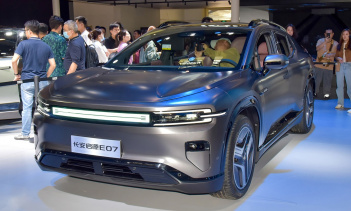 Согласно дополнительной информации, он будет оснащён аккумуляторной батареей ёмкостью 39,05 кВт*ч, которая обеспечивает запас хода на электротяге до 200 км. Внешне версия EREV практически не отличается от полностью электрического автомобиля. Единстве