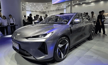 Если посмотреть на автомобиль сбоку, то можно увидеть, что его кузов имеет форму фастбэка. Среди других примечательных элементов дизайна — бескаркасные двери, скрытые дверные ручки и интересные формы ободов.