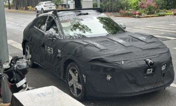 Строительство первой очереди завода стартовало в апреле 2022 года на площади 720 000 квадратных метров и завершилось в июне 2023-го. Вторая очередь примыкает к первой и занимает меньшую площадь — 531 000 кв. м. Участок был приобретён примерно за 842 