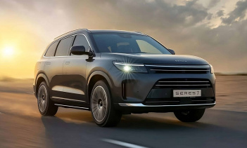 Эта модель известна как новый Aito M7, который сейчас продаётся на китайском рынке. Seres 7 доступен в пяти комплектациях, с передним и полным приводом, а также в 5- и 6-местных вариантах. Цена варьируется от 210 000 до 260 000 дирхамов, что составля