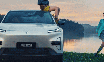 Интеллектуальная фара с разрешением 1,3 миллиона пикселей позволяет создавать эффект проекции на 120-дюймовый экран с помощью Huawei xPixel.